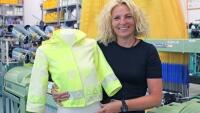 Brigita Kolčavová u tkacího stroje s elektronickými žakárskými prošlupními mechanismy a s prototypem vesty s bezpečnostními prvky (3)